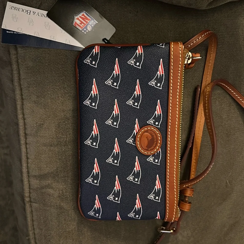 Dooney & Bourke small crossbody - Picture 2 of 3